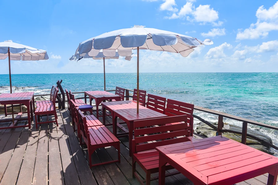 Drewniane stoły na tarasy